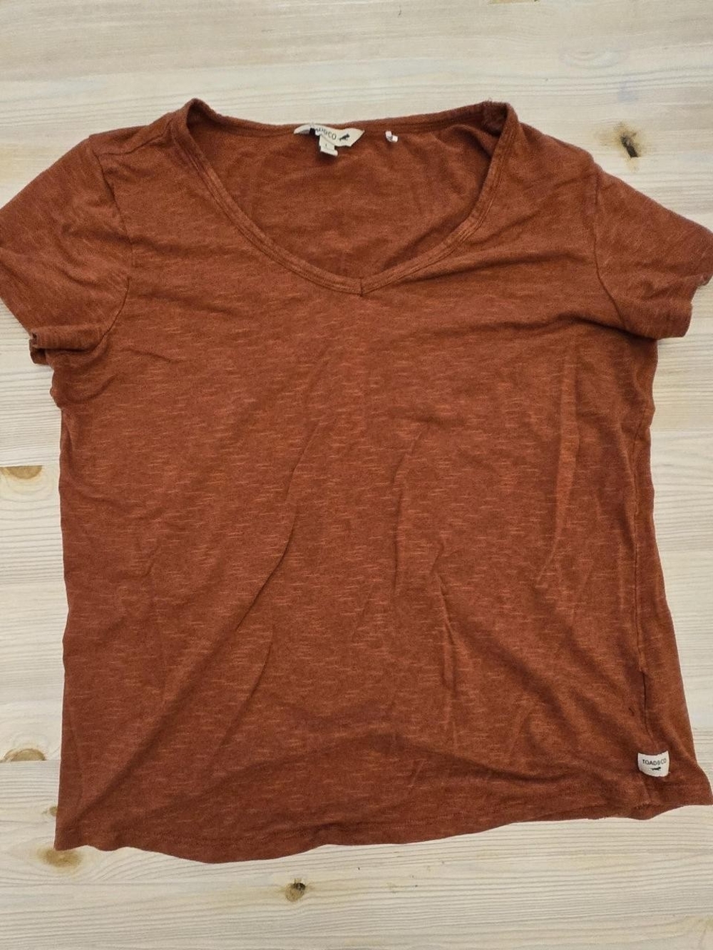 Toad&Co Women's V-Neck Tee in Rust Orange